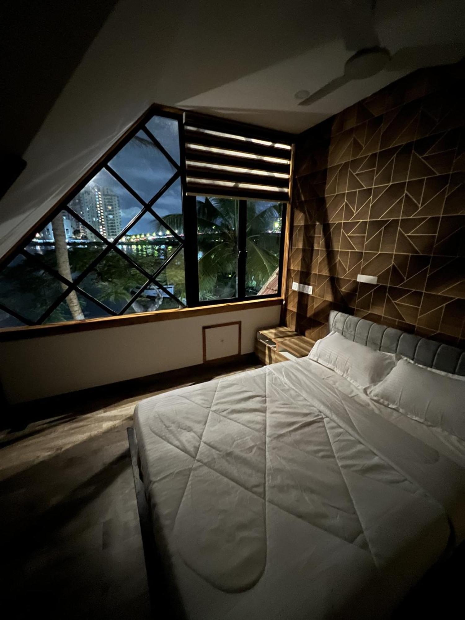 Marina Lounge Hotel Kochi Luaran gambar